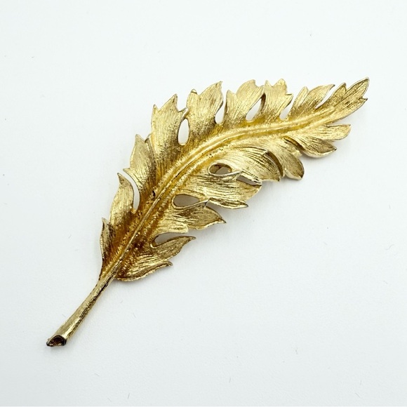 Vintage Signed CORO 1961 Goldtone Textured LEAF Pin Brooch - Picture 3 of 7